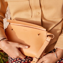 Načíst obrázek do prohlížeče Galerie, třísločiněná kůže, ruční výroba, udržitelnost, vyrobeno v Čechách, leather bag, pratická kabelka, madetolast, kožená ledvinka, koňak kůže, ruční šití