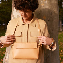 Načíst obrázek do prohlížeče Galerie, třísločiněná kůže, ruční výroba, udržitelnost, vyrobeno v Čechách, leather bag, pratická kabelka, madetolast, kožená ledvinka, koňak kůže, ruční šití