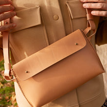 Načíst obrázek do prohlížeče Galerie, třísločiněná kůže, ruční výroba, udržitelnost, vyrobeno v Čechách, leather bag, pratická kabelka, madetolast, kožená ledvinka, koňak kůže, ruční šití