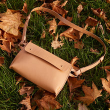 Načíst obrázek do prohlížeče Galerie, třísločiněná kůže, ruční výroba, udržitelnost, vyrobeno v Čechách, leather bag, pratická kabelka, madetolast, kožená ledvinka, koňak kůže, ruční šití