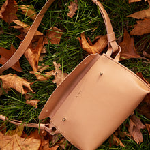 Načíst obrázek do prohlížeče Galerie, třísločiněná kůže, ruční výroba, udržitelnost, vyrobeno v Čechách, leather bag, pratická kabelka, madetolast, kožená ledvinka, koňak kůže, ruční šití