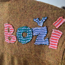 Načíst obrázek do prohlížeče Galerie, upcycling fashion, upcycling from prague, upcycling clothing, upcycling sweater, Jesus screen print patch, Jesus screen print, upcycling brand, upcycling with love, upcyklovaný svetr, upcyklace s laskou, sitotisk Jezis, svetr s potiskem, upcyklovaná móda, upcyklovana moda,