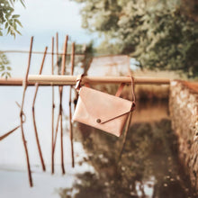 Načíst obrázek do prohlížeče Galerie, vegetable tanned leather, obálka, envelope bag, leather bag, vyrobeno v praze, kožená ledvinka, kožená kabelka