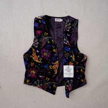 Načíst obrázek do prohlížeče Galerie, upcycling fashion, upcycling from prague, upcycling clothing, upcycling sweater, Jesus screen print patch, Jesus screen print, upcycling brand, upcycling with love, upcyklovaný svetr, upcyklace s laskou, sitotisk Jezis, svetr s potiskem, upcyklovaná móda, upcyklovana moda,