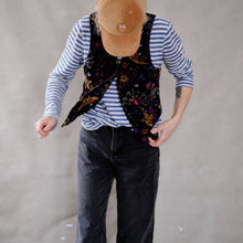 Načíst obrázek do prohlížeče Galerie, upcycling fashion, upcycling from prague, upcycling clothing, upcycling sweater, Jesus screen print patch, Jesus screen print, upcycling brand, upcycling with love, upcyklovaný svetr, upcyklace s laskou, sitotisk Jezis, svetr s potiskem, upcyklovaná móda, upcyklovana moda,