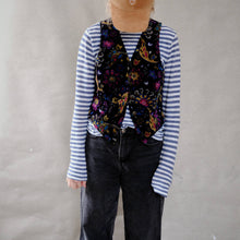 Načíst obrázek do prohlížeče Galerie, upcycling fashion, upcycling from prague, upcycling clothing, upcycling sweater, Jesus screen print patch, Jesus screen print, upcycling brand, upcycling with love, upcyklovaný svetr, upcyklace s laskou, sitotisk Jezis, svetr s potiskem, upcyklovaná móda, upcyklovana moda,