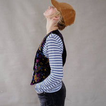 Načíst obrázek do prohlížeče Galerie, upcycling fashion, upcycling from prague, upcycling clothing, upcycling sweater, Jesus screen print patch, Jesus screen print, upcycling brand, upcycling with love, upcyklovaný svetr, upcyklace s laskou, sitotisk Jezis, svetr s potiskem, upcyklovaná móda, upcyklovana moda,