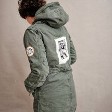 Načíst obrázek do prohlížeče Galerie, upcycling fashion, upcycling from prague, upcycling clothing, upcycling sweater, Jesus screen print patch, Jesus screen print, upcycling brand, upcycling with love, upcyklovaný svetr, upcyklace s laskou, sitotisk Jezis, svetr s potiskem, upcyklovaná móda, upcyklovana moda,