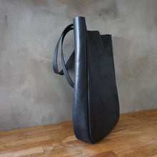 Načíst obrázek do prohlížeče Galerie, . NA RAMENO . kožená