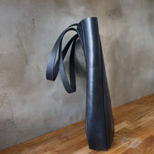 Načíst obrázek do prohlížeče Galerie, . NA RAMENO . kožená