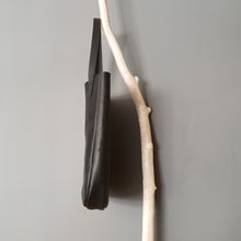 Načíst obrázek do prohlížeče Galerie, . NA RAMENO . kožená