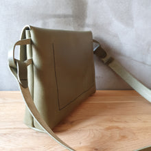 Načíst obrázek do prohlížeče Galerie, vegetable tanned leather, obálka, envelope bag, leather bag, vyrobeno v praze, kožená ledvinka, kožená kabelka