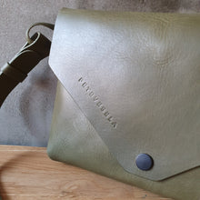 Načíst obrázek do prohlížeče Galerie, vegetable tanned leather, obálka, envelope bag, leather bag, vyrobeno v praze, kožená ledvinka, kožená kabelka