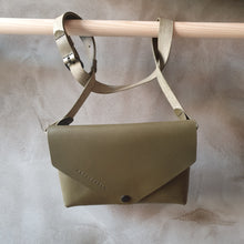 Načíst obrázek do prohlížeče Galerie, vegetable tanned leather, obálka, envelope bag, leather bag, vyrobeno v praze, kožená ledvinka, kožená kabelka
