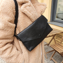 Načíst obrázek do prohlížeče Galerie, vegetable tanned leather, obálka, envelope bag, leather bag, vyrobeno v praze, kožená ledvinka, kožená kabelka