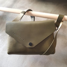 Načíst obrázek do prohlížeče Galerie, vegetable tanned leather, obálka, envelope bag, leather bag, vyrobeno v praze, kožená ledvinka, kožená kabelka
