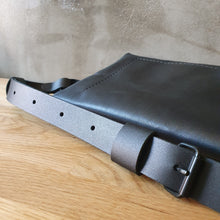 Načíst obrázek do prohlížeče Galerie, vegetable tanned leather, obálka, envelope bag, leather bag, vyrobeno v praze, kožená ledvinka, kožená kabelka