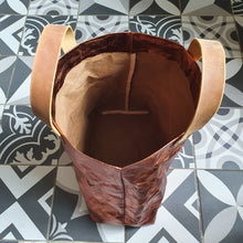 Load image into Gallery viewer, WASHPAPER IN HAND/SHOULDER