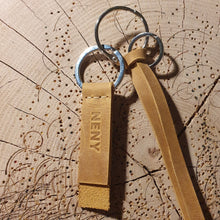 Load image into Gallery viewer, leather keyholder, leather accesories, small leather things, vegetabletanned leather, leather brand, key holder, klíčenka, kožená klíčenka, kožené doplňky