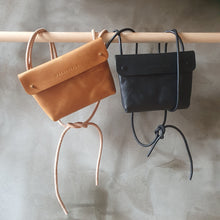 Load image into Gallery viewer, vazací koňak, přírodní kabela, ručně vyrobená ledvinka, černá vege, šitá kapsička na uvázání, binding pouch, leather goods