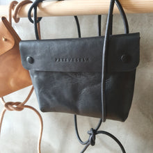 Load image into Gallery viewer, vazací koňak, přírodní kabela, ručně vyrobená ledvinka, černá vege, šitá kapsička na uvázání, binding pouch, leather goods