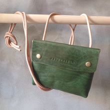 Load image into Gallery viewer, zelená na úvaz, zelená vázací, zelená kapsička, binding pouch green