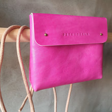 Load image into Gallery viewer, vazací koňak, přírodní kabela, ručně vyrobená ledvinka, černá vege, šitá kapsička na uvázání, binding pouch, růžová vázací, pink binding pouch