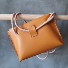 Load image into Gallery viewer, vazací koňak, přírodní kabela, ručně vyrobená ledvinka, černá vege, šitá kapsička na uvázání, binding pouch, leather goods