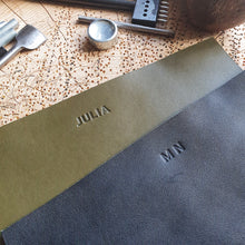 Načíst obrázek do prohlížeče Galerie, vegetable tanned leather, obálka, envelope bag, leather bag, vyrobeno v praze, kožená ledvinka, kožená kabelka