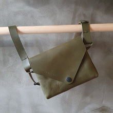 Načíst obrázek do prohlížeče Galerie, vegetable tanned leather, obálka, envelope bag, leather bag, vyrobeno v praze, kožená ledvinka, kožená kabelka