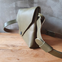 Načíst obrázek do prohlížeče Galerie, vegetable tanned leather, obálka, envelope bag, leather bag, vyrobeno v praze, kožená ledvinka, kožená kabelka
