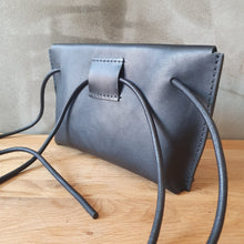 Load image into Gallery viewer, vazací koňak, přírodní kabela, ručně vyrobená ledvinka, černá vege, šitá kapsička na uvázání, binding pouch, leather goods