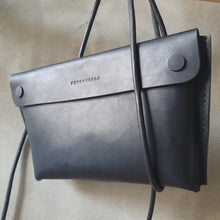 Load image into Gallery viewer, vazací koňak, přírodní kabela, ručně vyrobená ledvinka, černá vege, šitá kapsička na uvázání, binding pouch, černá kapsička