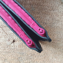 Načíst obrázek do prohlížeče Galerie, ručně šitá kožená peněženka, vegetable tanned leather wallet, kožená peněženka, ruční výroba, dámská peněženka, dámská kožená peněženka, handmade peněženka, leather handcraft, eco friendly packaging