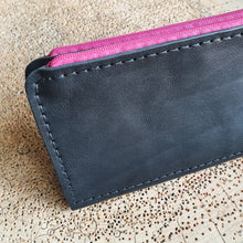 Načíst obrázek do prohlížeče Galerie, ručně šitá kožená peněženka, vegetable tanned leather wallet, kožená peněženka, ruční výroba, dámská peněženka, dámská kožená peněženka, handmade peněženka, leather handcraft, eco friendly packaging