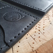 Načíst obrázek do prohlížeče Galerie, ručně šitá kožená peněženka, vegetable tanned leather wallet, kožená peněženka, ruční výroba, dámská peněženka, dámská kožená peněženka, handmade peněženka, leather handcraft, eco friendly packaging