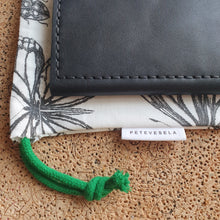 Načíst obrázek do prohlížeče Galerie, ručně šitá kožená peněženka, vegetable tanned leather wallet, kožená peněženka, ruční výroba, dámská peněženka, dámská kožená peněženka, handmade peněženka, leather handcraft, eco friendly packaging