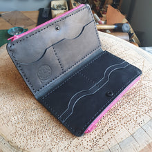 Načíst obrázek do prohlížeče Galerie, ručně šitá kožená peněženka, vegetable tanned leather wallet, kožená peněženka, ruční výroba, dámská peněženka, dámská kožená peněženka, handmade peněženka, leather handcraft, eco friendly packaging