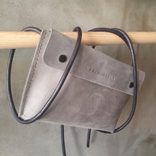 Load image into Gallery viewer, vazací koňak, přírodní kabela, ručně vyrobená ledvinka, černá vege, šitá kapsička na uvázání, binding pouch, šedá kapsička