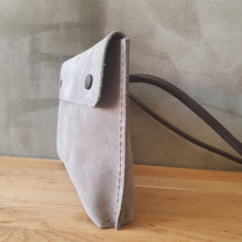 Load image into Gallery viewer, vazací koňak, přírodní kabela, ručně vyrobená ledvinka, černá vege, šitá kapsička na uvázání, binding pouch, grey binding pouch, šedá kapsička
