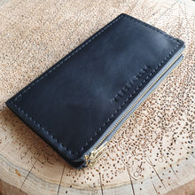 Načíst obrázek do prohlížeče Galerie, ručně šitá kožená peněženka, vegetable tanned leather wallet, kožená peněženka, ruční výroba, dámská peněženka, dámská kožená peněženka, handmade peněženka, leather handcraft, eco friendly packaging