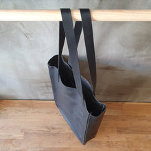 Načíst obrázek do prohlížeče Galerie, . NA RAMENO . kožená