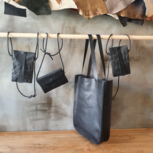 Načíst obrázek do prohlížeče Galerie, . NA RAMENO . kožená