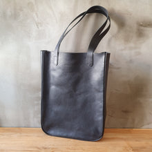 Načíst obrázek do prohlížeče Galerie, . NA RAMENO . kožená