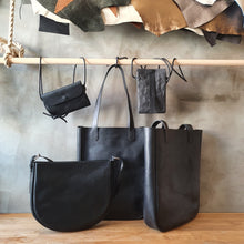 Načíst obrázek do prohlížeče Galerie, . NA RAMENO . kožená