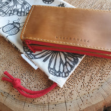 Načíst obrázek do prohlížeče Galerie, ručně šitá kožená peněženka, vegetable tanned leather wallet, kožená peněženka, ruční výroba, dámská peněženka, dámská kožená peněženka, handmade peněženka, leather handcraft