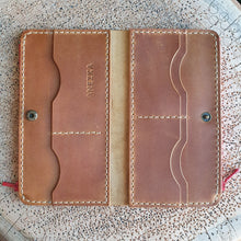 Načíst obrázek do prohlížeče Galerie, ručně šitá kožená peněženka, vegetable tanned leather wallet, kožená peněženka, ruční výroba, dámská peněženka, dámská kožená peněženka, handmade peněženka, leather handcraft, eco friendly packaging