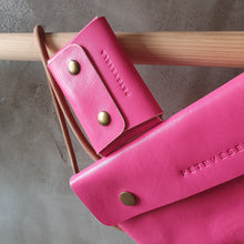 Load image into Gallery viewer, vázací zelená, přírodní kabela, ručně vyrobená ledvinka, ručně sito v Praze, šitá kapsička na uvázání, binding pouch, green binding pouch, green hipbag, zelená kaboška