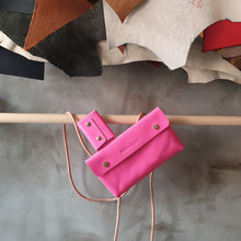 Load image into Gallery viewer, vázací zelená, přírodní kabela, ručně vyrobená ledvinka, ručně sito v Praze, šitá kapsička na uvázání, binding pouch, green binding pouch, green hipbag, zelená kaboška