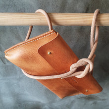 Load image into Gallery viewer, vázací zelená, přírodní kabela, ručně vyrobená ledvinka, ručně sito v Praze, šitá kapsička na uvázání, binding pouch, green binding pouch, green hipbag, zelená kaboška